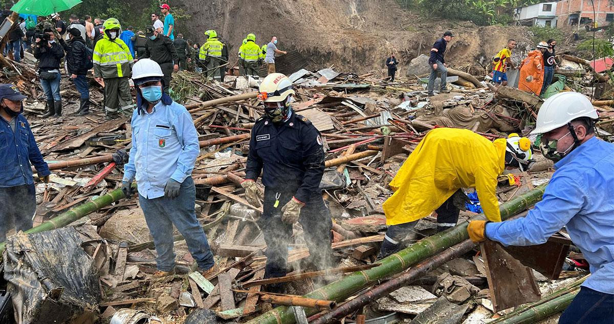 Autoridades y miembros de cuerpos de rescate trabajan en una zona afectada por un deslizamiento de tierra en Pereira (Colombia) / Santiago Gaviria (EFE)