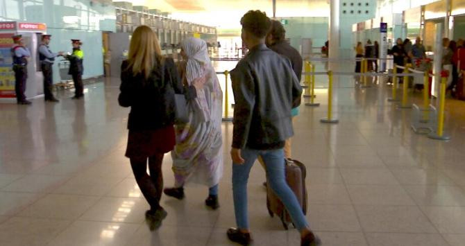 La joven saharaui saliendo del aeropuerto de El Prat, Barcelona / CG