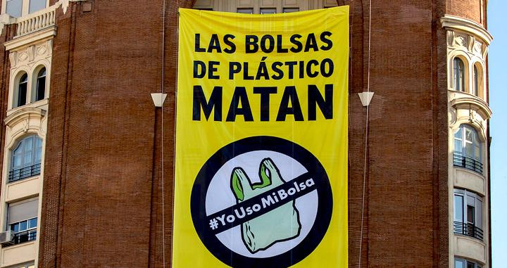 Cartel de Greenpeace contra el uso de bolsas de plástico