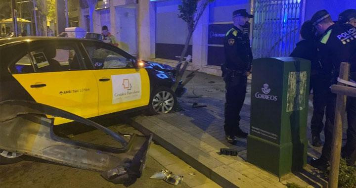 Así quedó el taxi tras empotrarse contra el árbol / GUARDIA URBANA