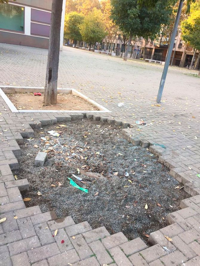 Adoquines arrancados en la plaza situada junto al Auditori / CG