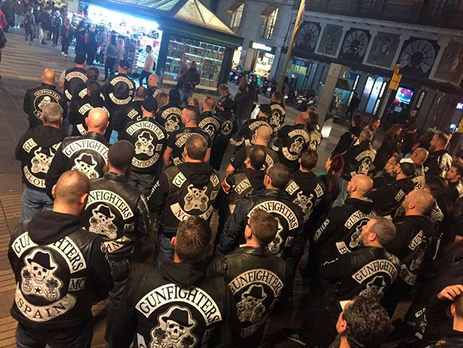 Los policías miembros del Gunfighter MC rindiendo homenaje a las víctimas del atentado en Las Ramblas / CG