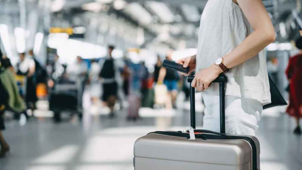 Un pasajero en un aeropuerto / EP