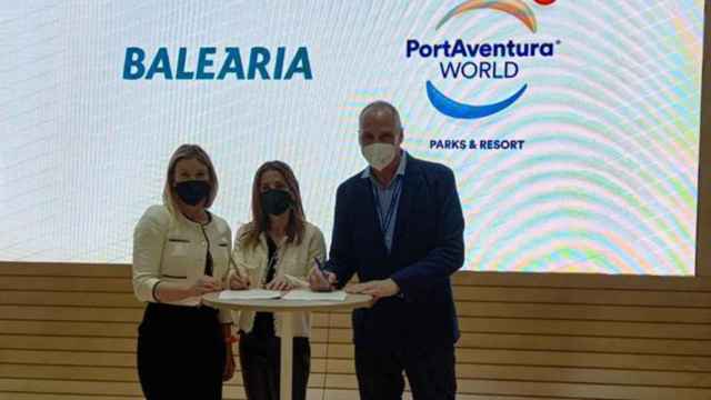 Representantes de PortAventura World y Baleària firman el acuerdo de colaboración / CEDIDA