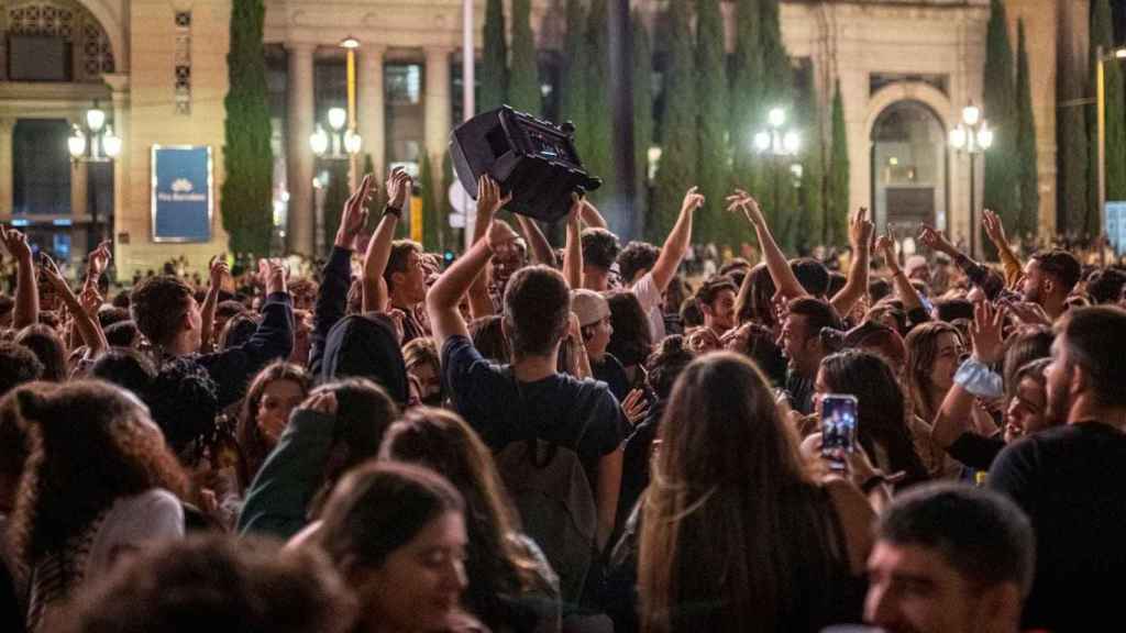 Imagen de jóvenes en un botellón en Barcelona / EP