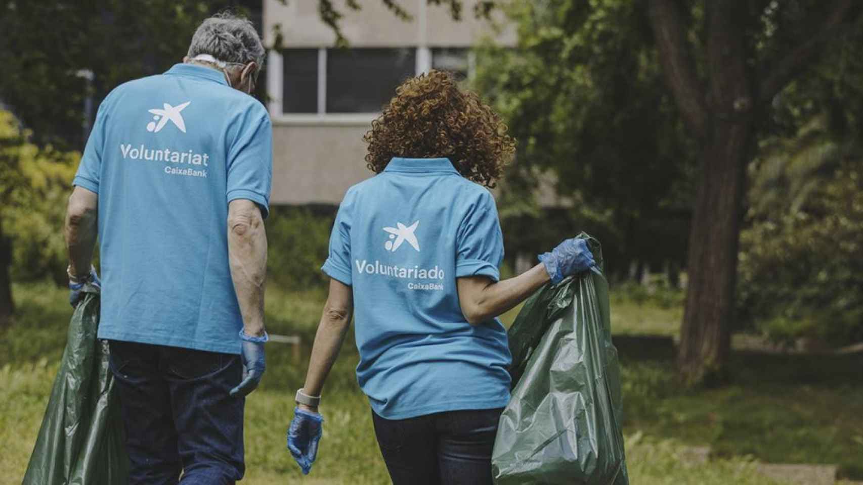 Voluntarios que participan en la iniciativa de Caixabank / EP