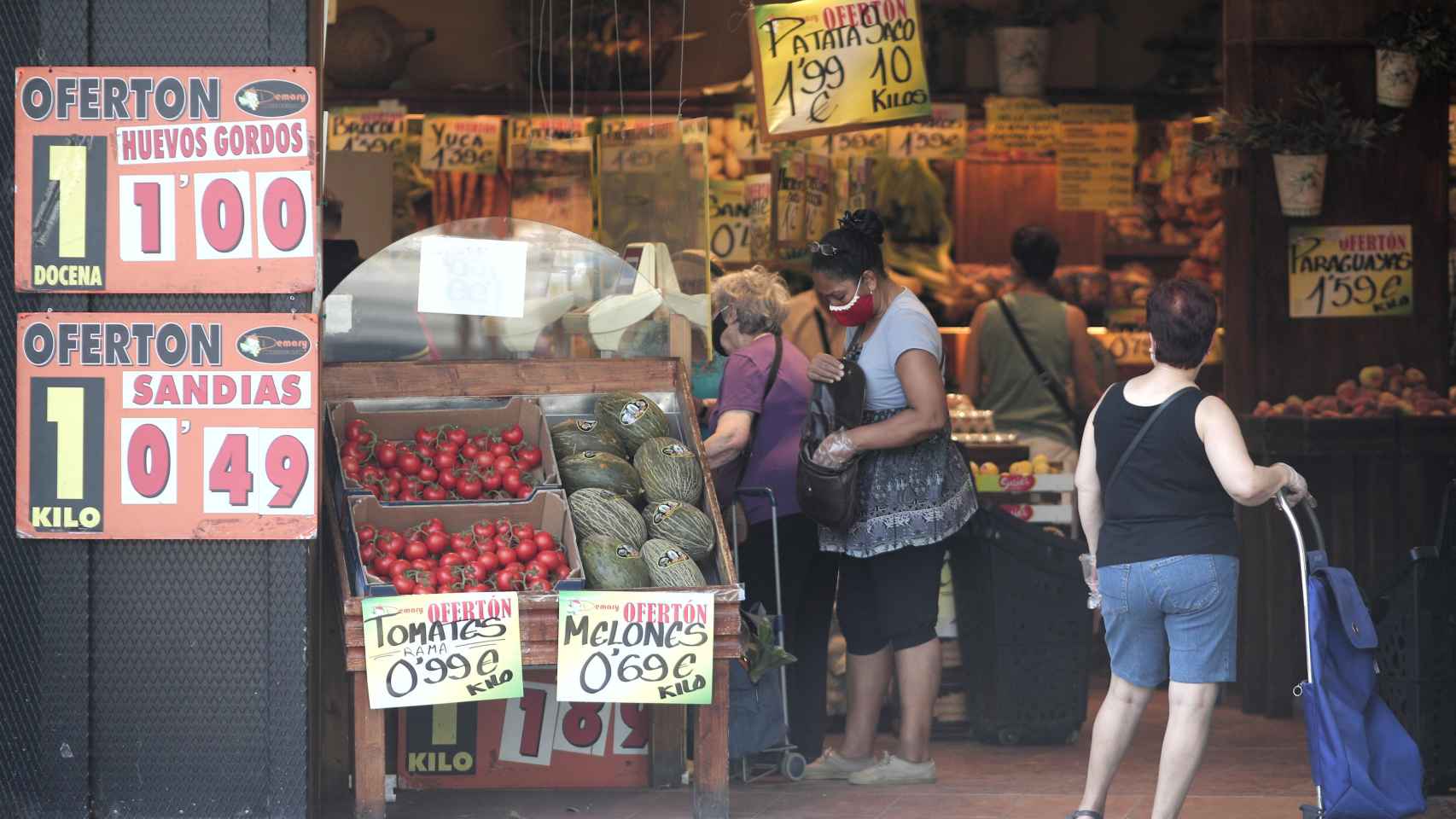 Varias personas compra en una frutería / EUROPA PRESS