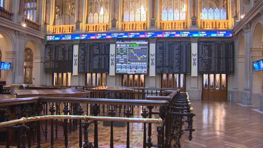 Interior de la Bolsa de Madrid, con un gráfico del Ibex en pantalla / EP