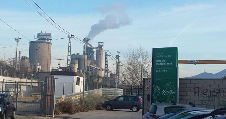 La fábrica cementera-incineradora de Lafarge en Montcada i Reixac