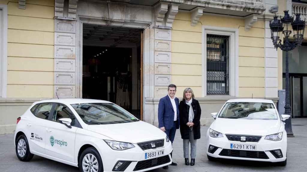 La alcaldesa de L'Hospitalet de Llobregat, Núria Marín, y el responsable de movilidad urbana de Seat, Lucas Casasnovas / EP