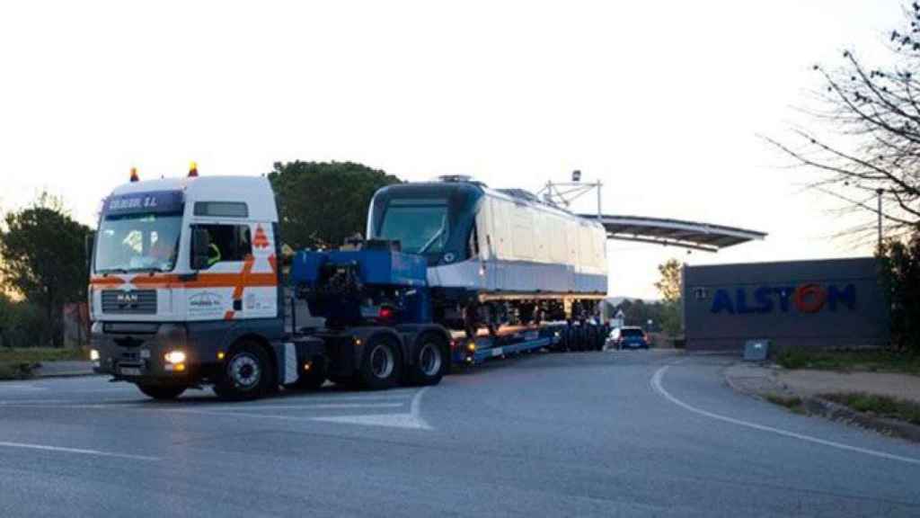 Uno de los coches del metro de Panamá fabricado por Alstom de camino al puerto de Tarragona para embarcarlo hacia el país centroamericano / CG