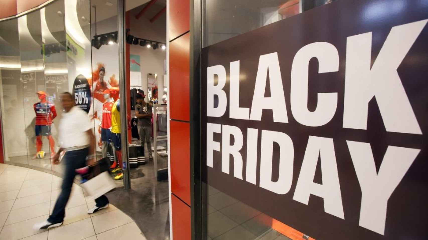 Un consumidor sale de un local durante el Black Friday / EFE