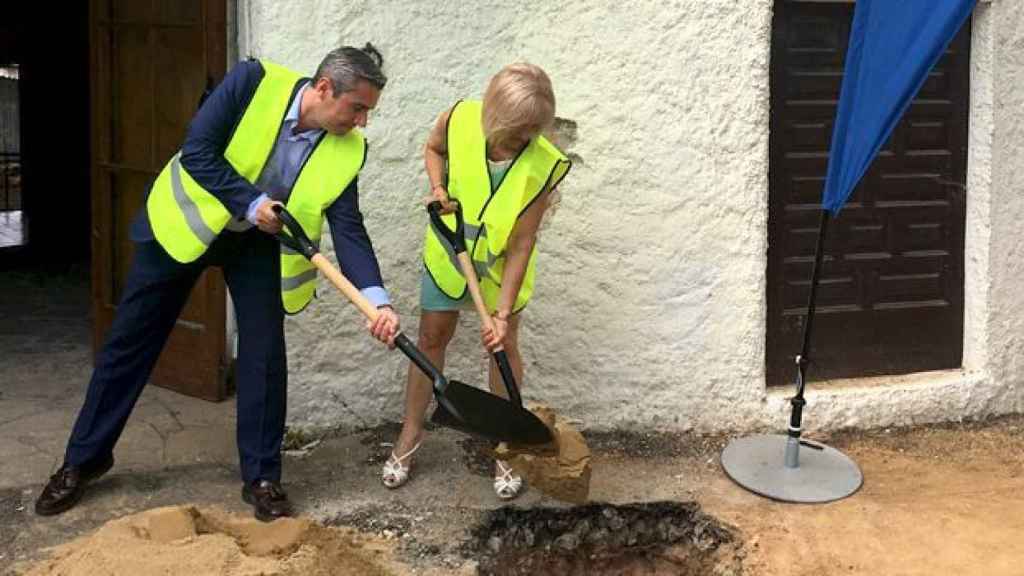 Alberto Lavín (i), director regional de expansión e inmuebles de Lidl en Cataluña, y Pilar Díaz (d), alcaldesa de Esplugues del Llobregat, ponen la primera piedra de la transformación de Los Tres Molinos en el supermercado de referencia del grupo alemán /