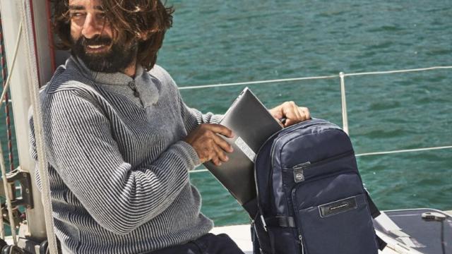 Imagen promocional de Piquadro en el que aparece un modelo en un barco / CG