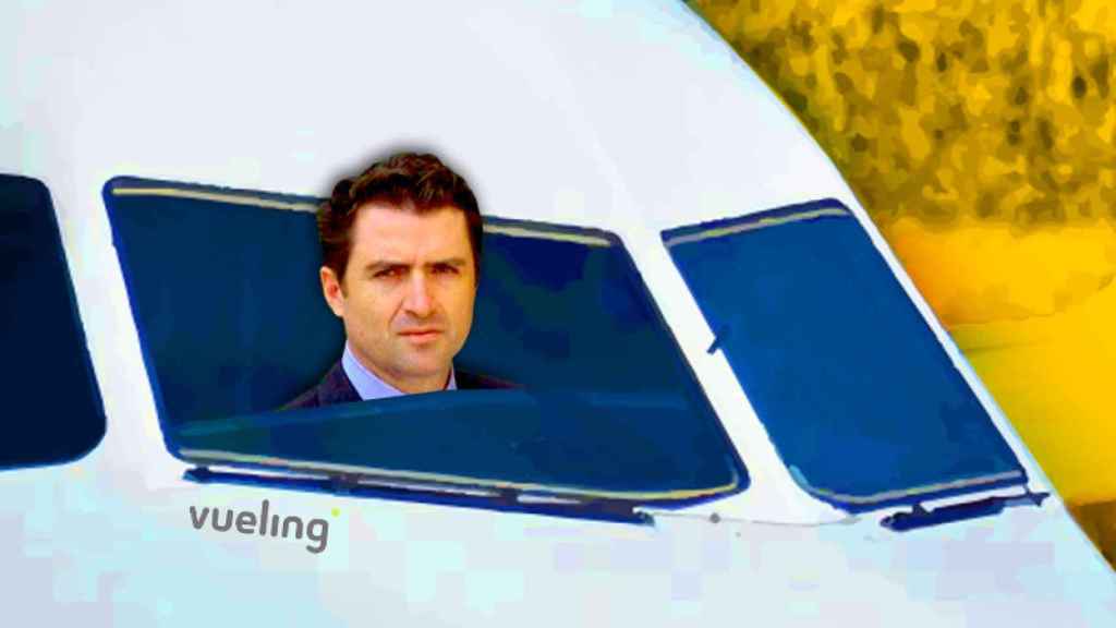 Valentín Lago, 'ex' de Iberia Express y director de Producción de Vueling, junto a un avión de la compañía.