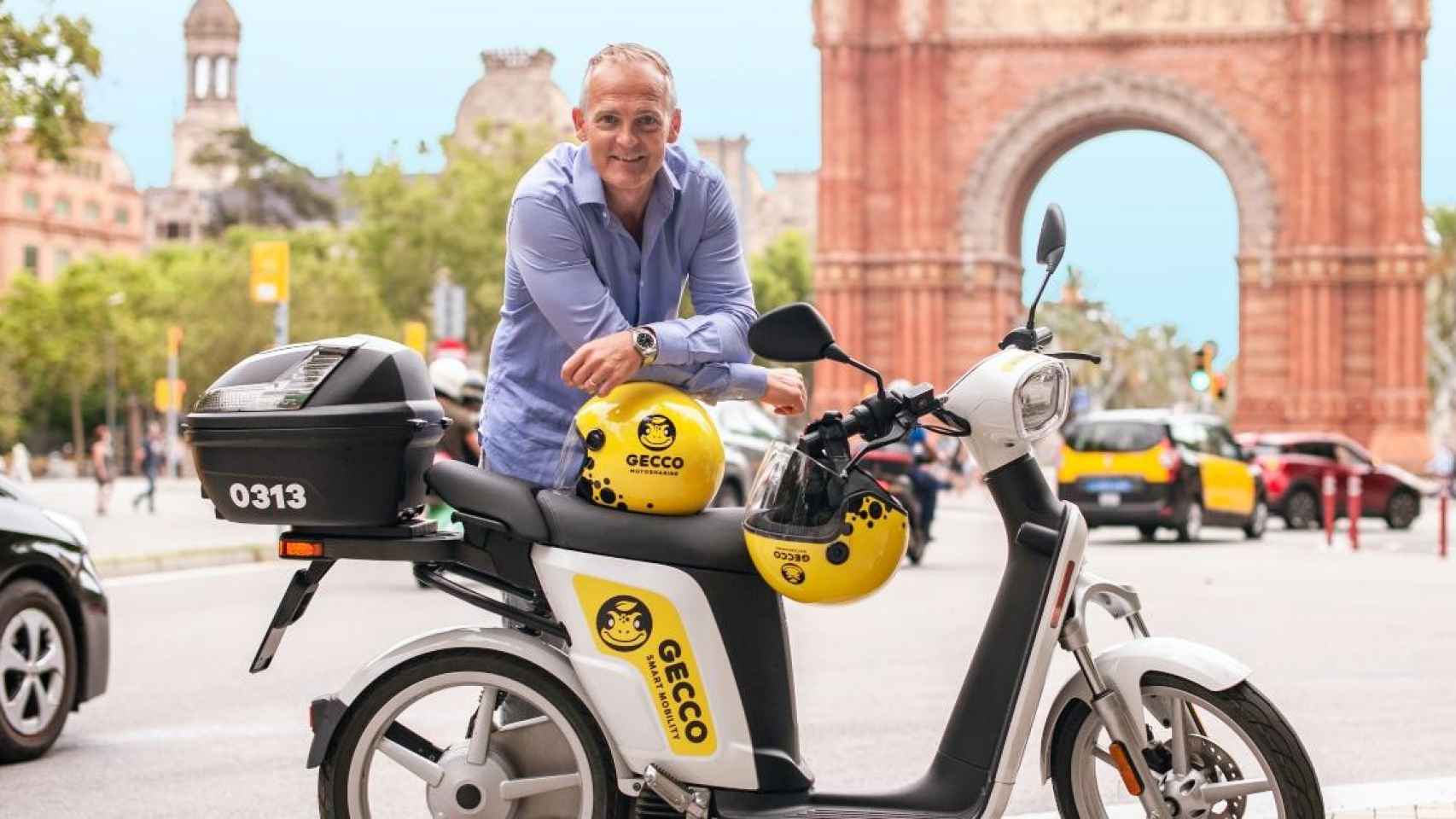 Un hombre disfruta de un paseo en una scooter de Gecco