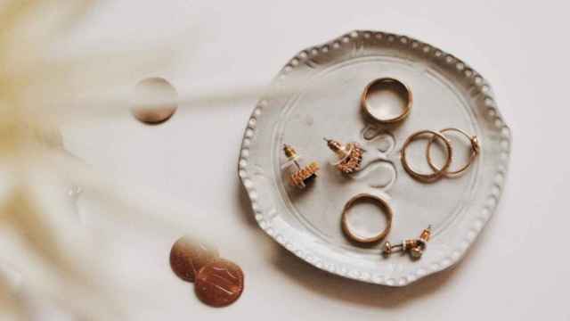 Varias joyas dispuestas en un plato de cerámica / Tessa Wilson en UNSPLASH
