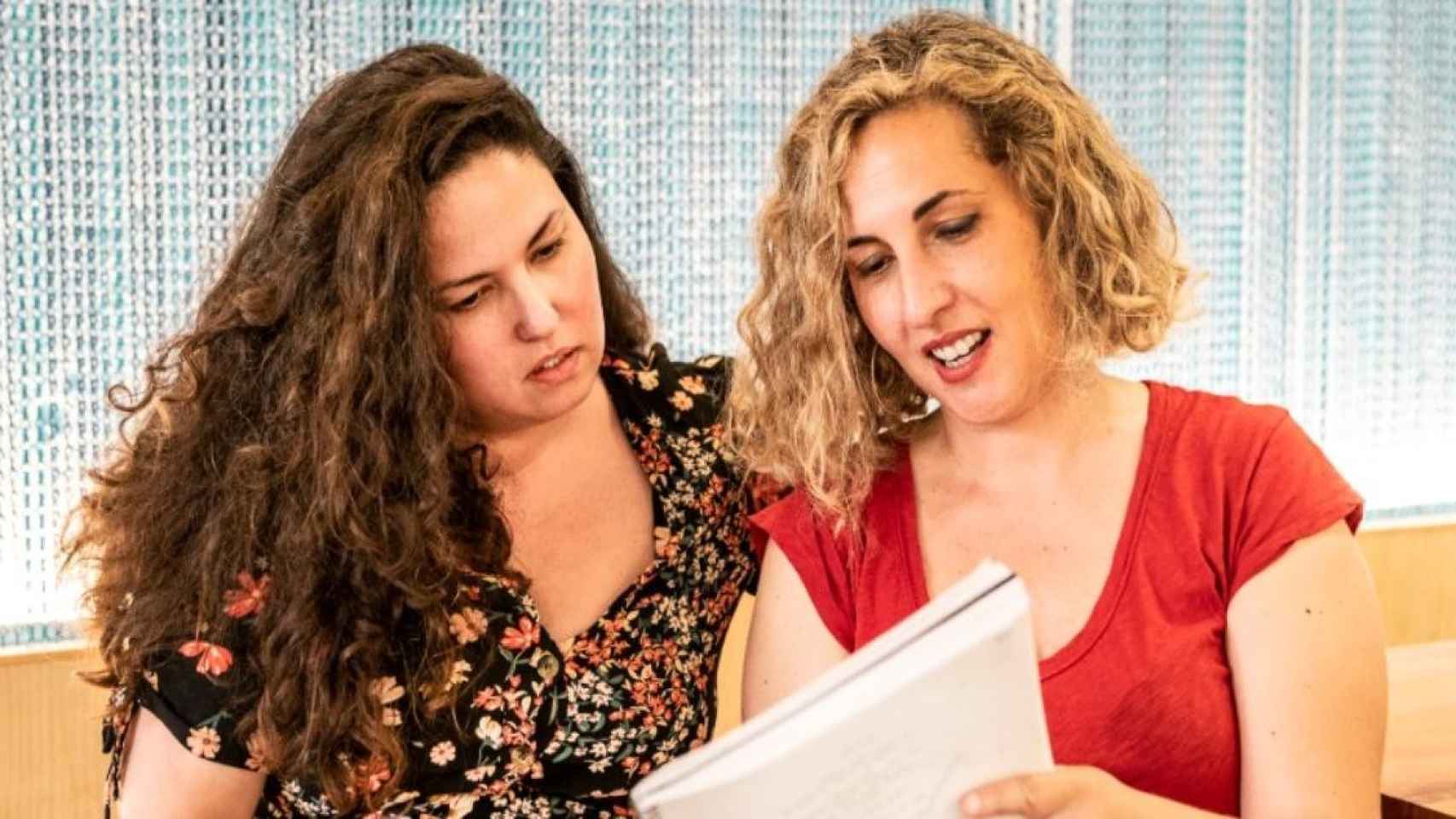 Carlota Pereda leyendo el guion de 'Cerdita' con la protagonista / MORENA FILMS