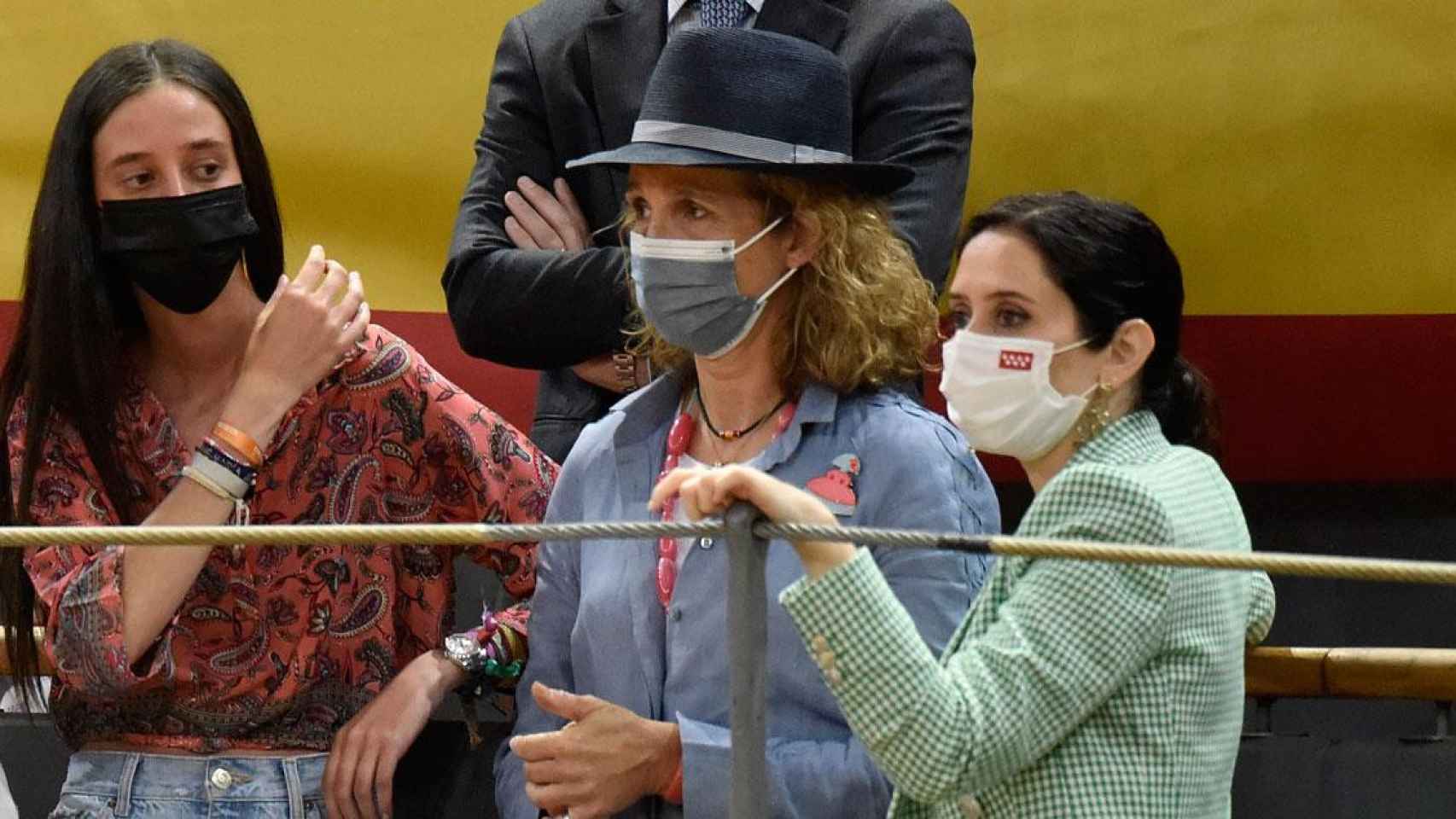 La Infanta Elena, su hija Victoria Federica y la presidenta de la Comunidad de Madrid, Isabel Díaz Ayuso /EP