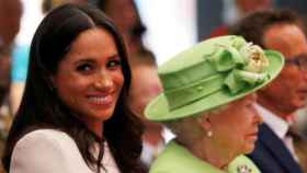 reina isabel y meghan markle sombrero