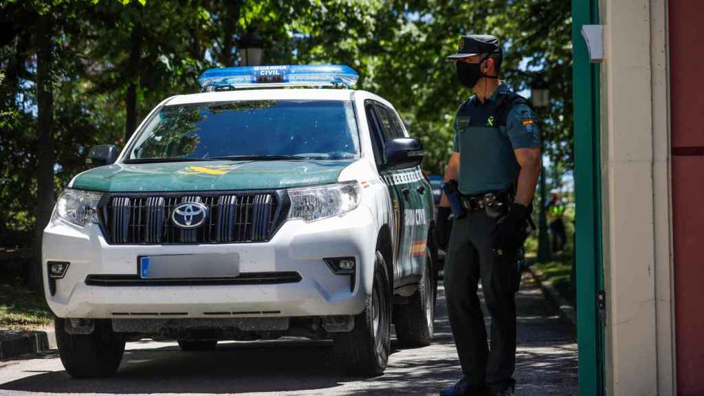 Un agente de la Guardia Civil, cuerpo que ha desmantelado una organización que fabricaba narcolanchas / EFE