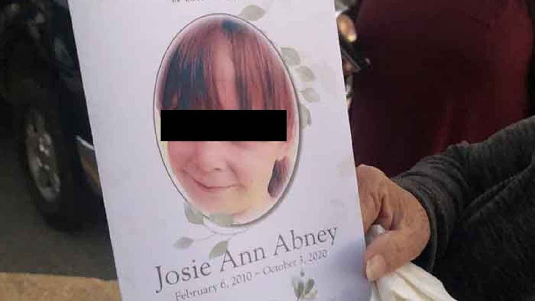 Tarjeta en memoria de una niña de 10 años que muerió de hambre / TWITTER