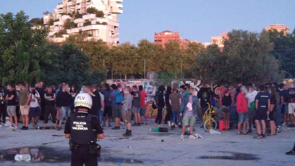 Macrobotellón con más de 300 personas / POLICIA LOCAL DE VALENCIA