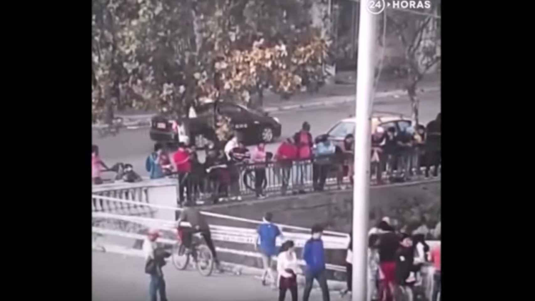 El hombre con la bicicleta instantes antes de precipitarse al vacío