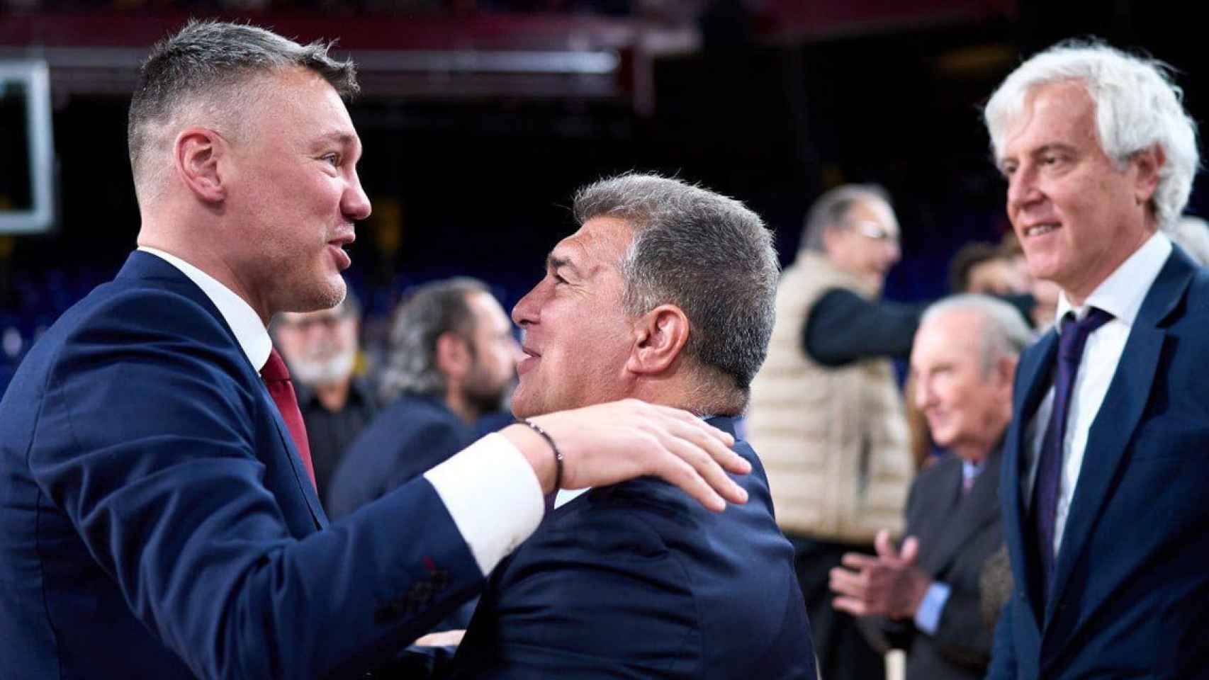 Sarunas Jasikevicius, Joan Laporta y Josep Cubells, tras un partido del Barça de basket FCB