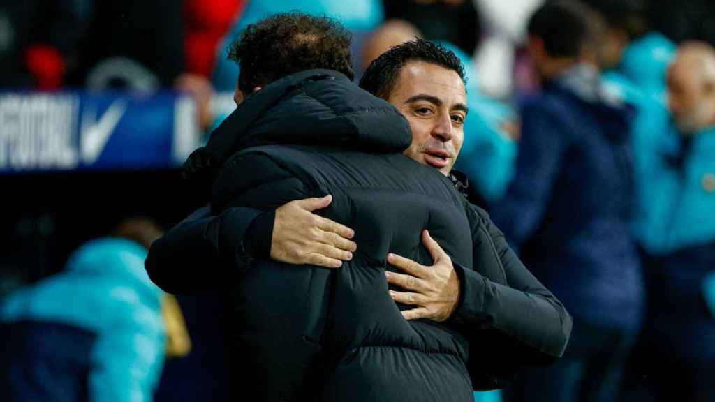 Xavi Hernández, abrazándose con el Cholo Simeone en el Metropolitano / EFE