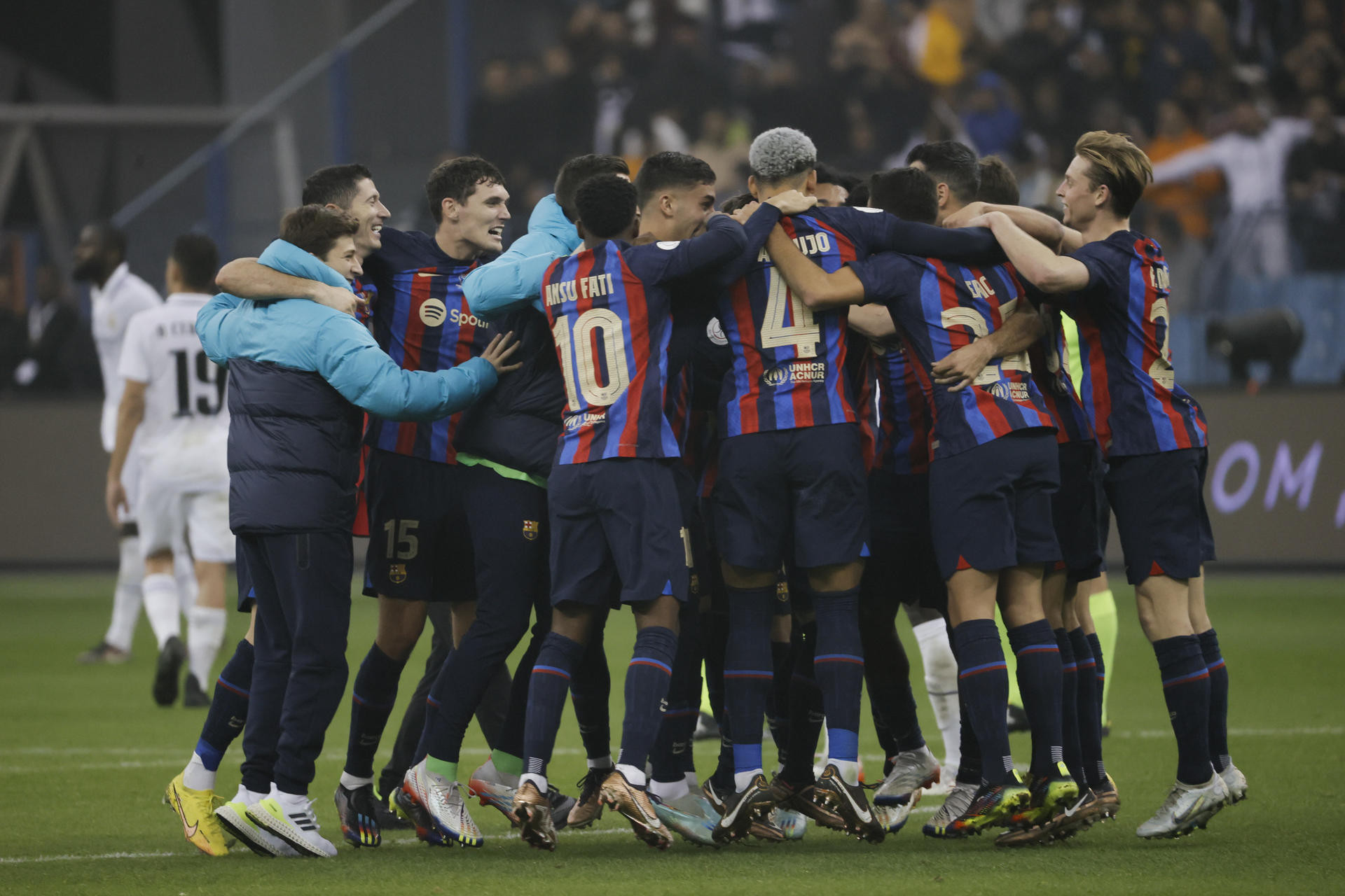 Euforia barcelonista: los jugadores del Barça festejan su victoria ante el Real Madrid en la final de la Supercopa : EFE