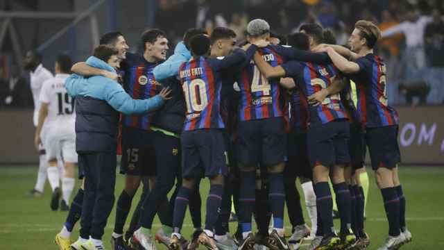 Euforia barcelonista: los jugadores del Barça festejan su victoria ante el Real Madrid en la final de la Supercopa : EFE