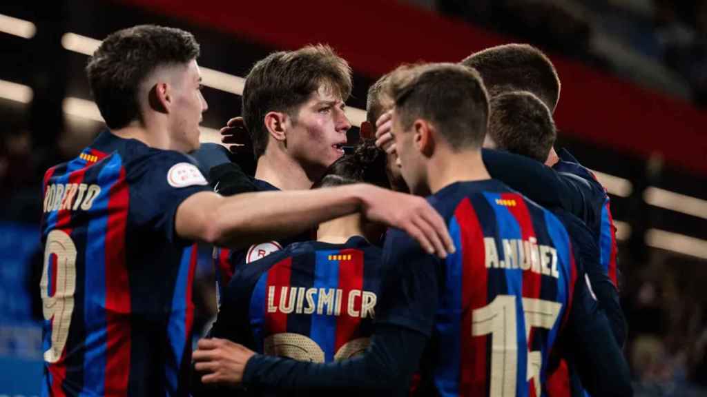 El filial del Barça celebra la goleada contra el Alcoyano en Primera RFEF