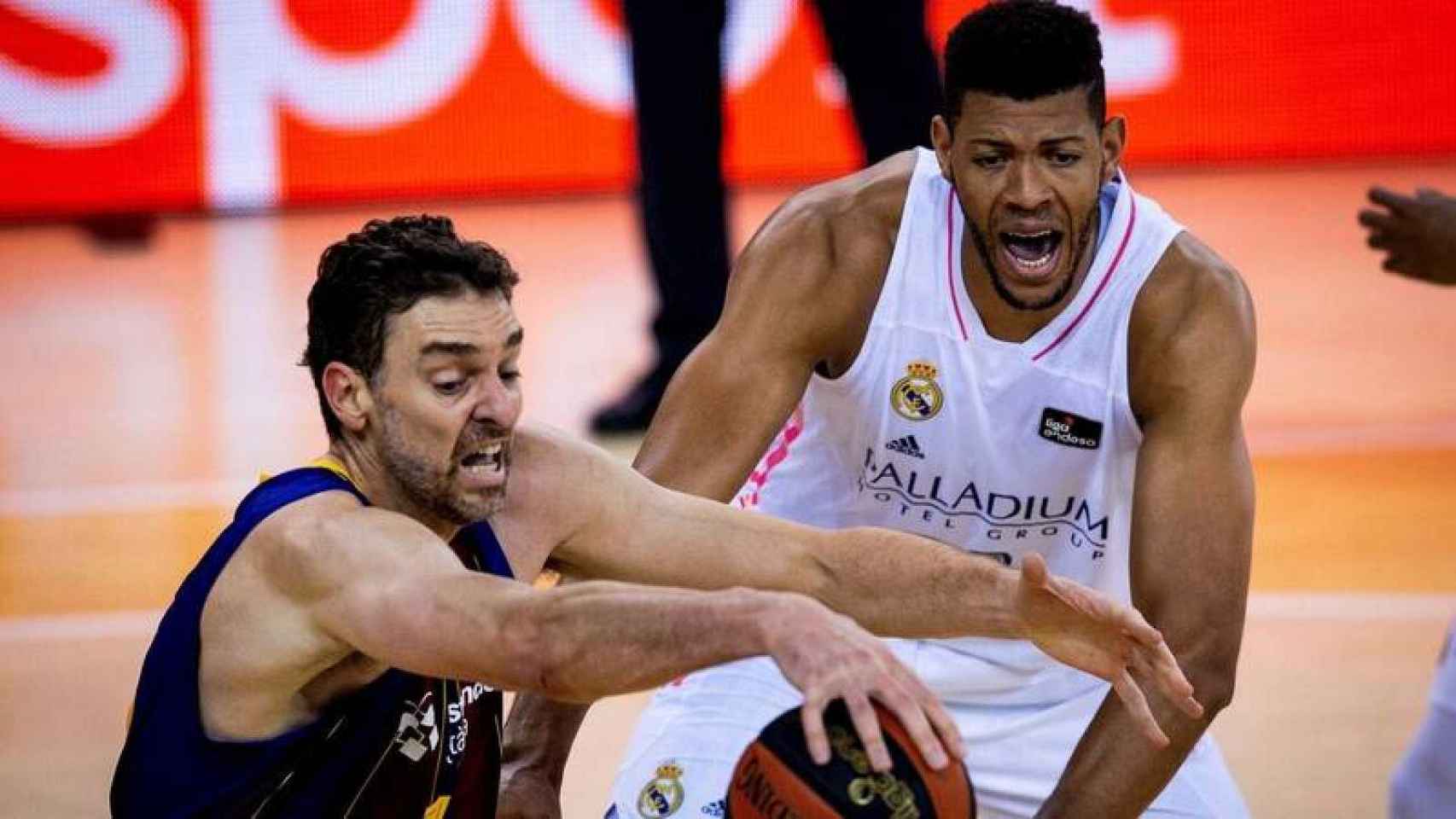 Pau Gasol con Tavares en el duelo entre Barça y Madrid / EFE