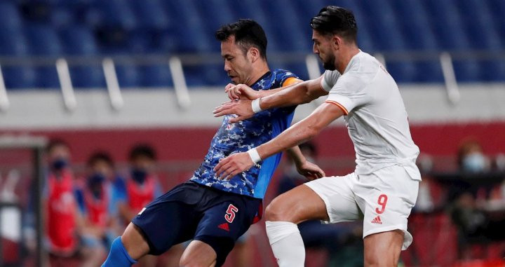 Rafa Mir pelea un balón ante Japón en los JJOO de Tokio / EFE