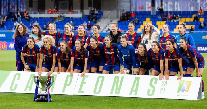 Las jugadoras del Barça con el título de Liga / FCB