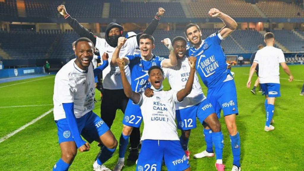 El Troyes celebrando el título de Ligue 2