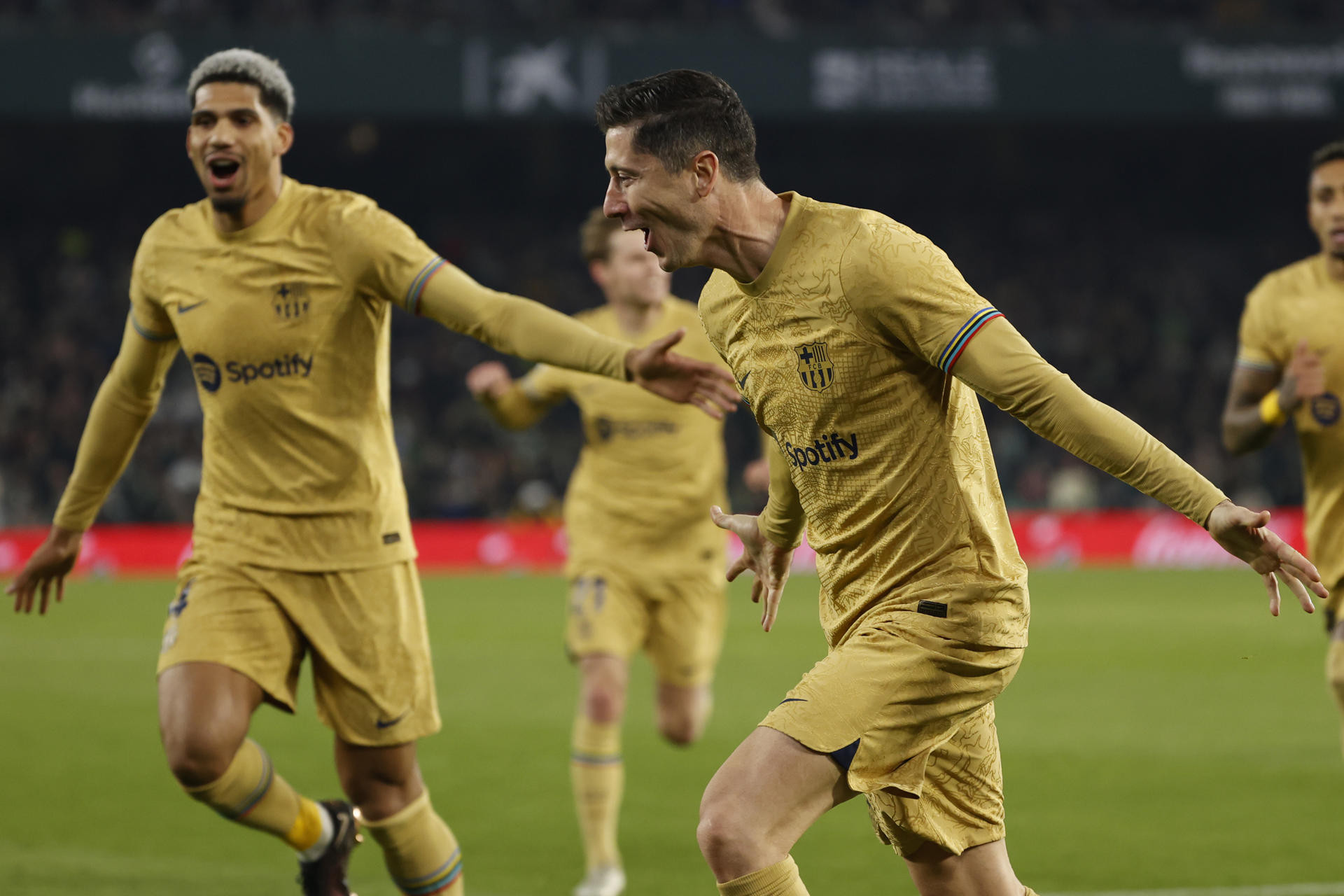 Lewandowski y Araujo celebran el segundo gol del Barça, marcado por el polaco / EFE