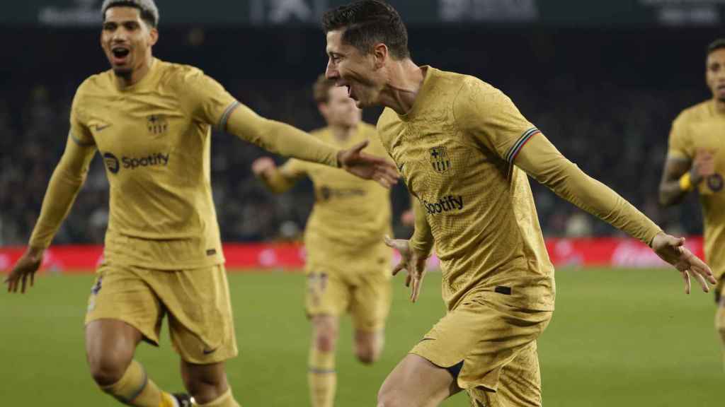 Lewandowski y Araujo celebran el segundo gol del Barça, marcado por el polaco / EFE