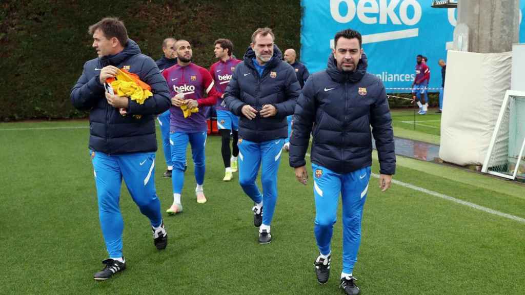 El entrenamiento de Xavi con el Barça con Alves de fondo / FCB