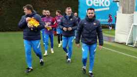 El entrenamiento de Xavi con el Barça con Alves de fondo / FCB