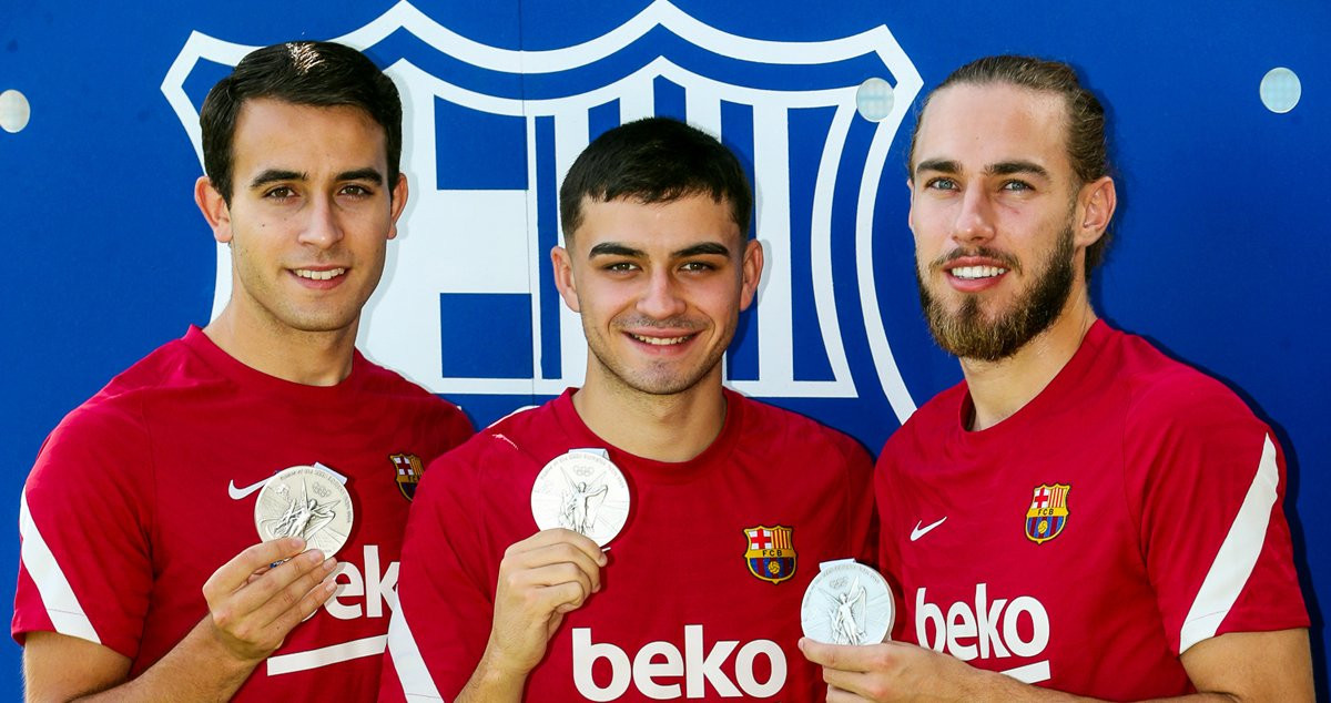 Eric García, Pedri y Mingueza posan con sus medallas de plata tras los Juegos / FCB