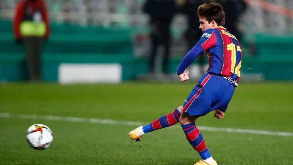 Riqui Puig lanzando el penalti decisivo contra la Real Sociedad / FC Barcelona