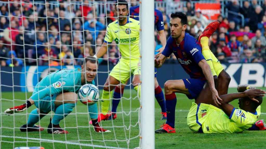 Ter Stegen y Busquets, defendiendo una acción del Getafe | EFE