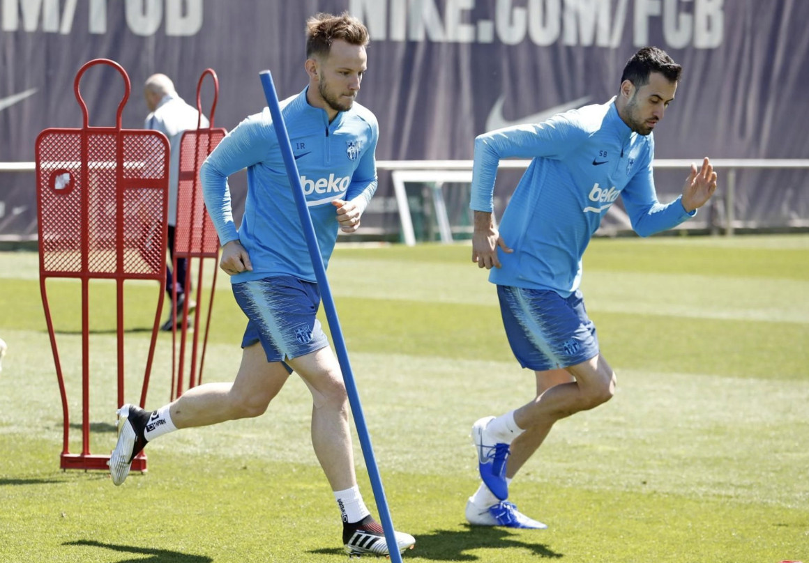 Una foto de Sergio Busquets y Rakitic durante un entrenamiento del Barça / FCB