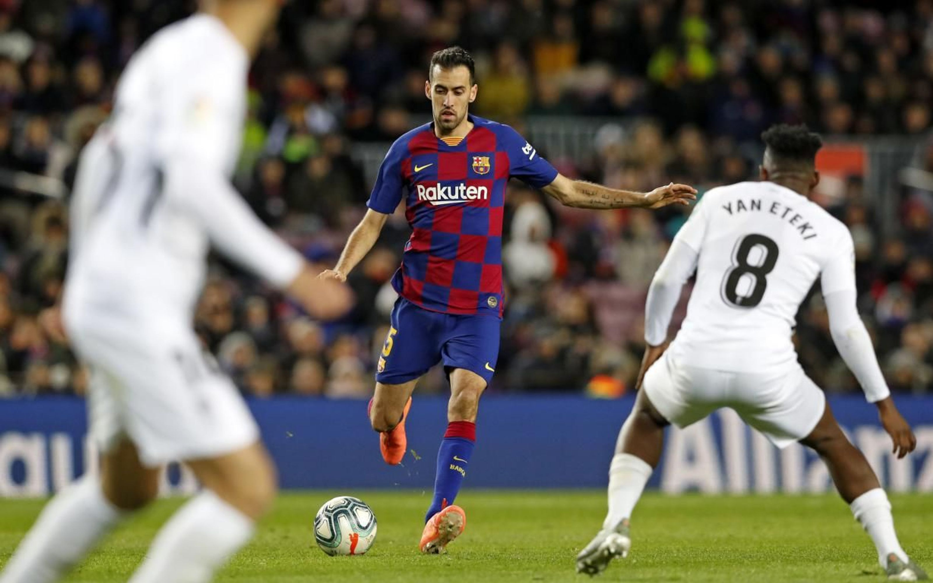 Sergio Busquets, jugando contra el Granada / FC Barcelona