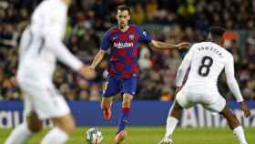 Sergio Busquets, jugando contra el Granada / FC Barcelona