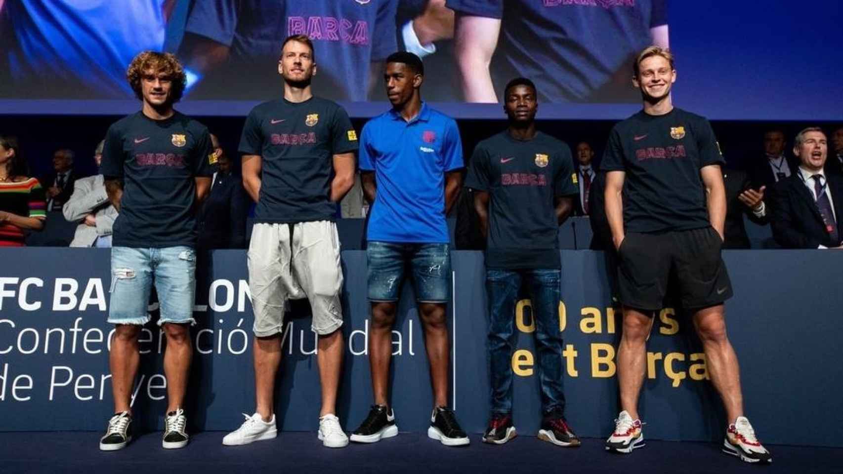 Griezmann, Neto, Firpo, Wagué y De Jong en su presentación ante las peñas / FC Barcelona