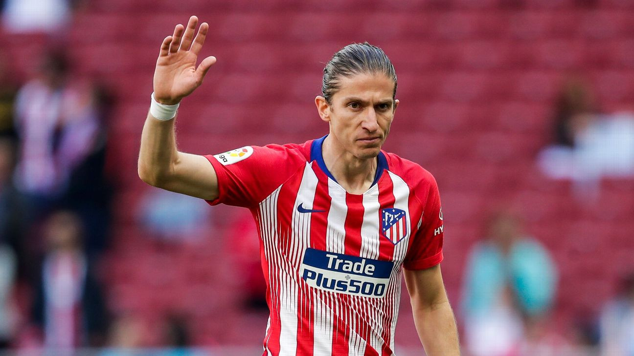 Filipe Luis despidiéndose de la afición del Atlético de Madrid / EFE