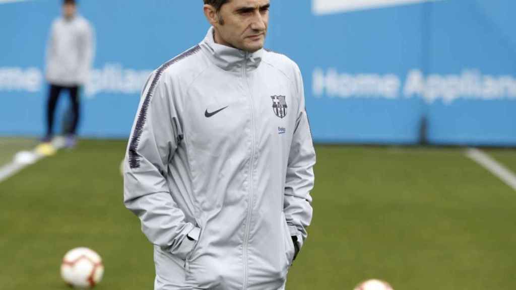 Una foto de Ernesto Valverde durante un entrenamiento del Barça / FCB